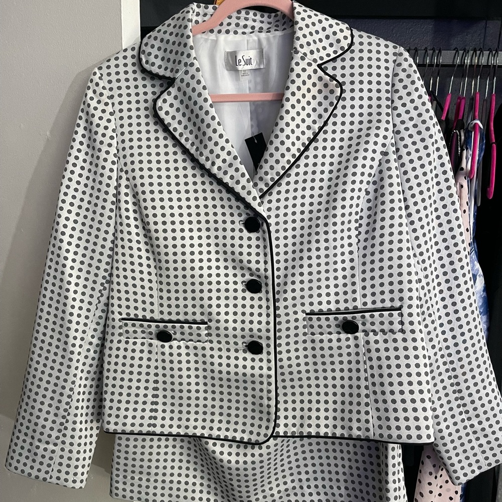 A never worn 2 piece skirt outfit. Size 12 by Le Suit.